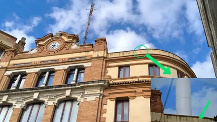 Edificio de Correos de Cádiz con el detalle de la grieta aparecida bajo la torre. Foto: Eulogio García.