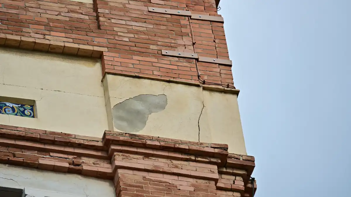 Alerta por la aparición de grietas bajo las torres instaladas en el edificio de Correos de Cádiz