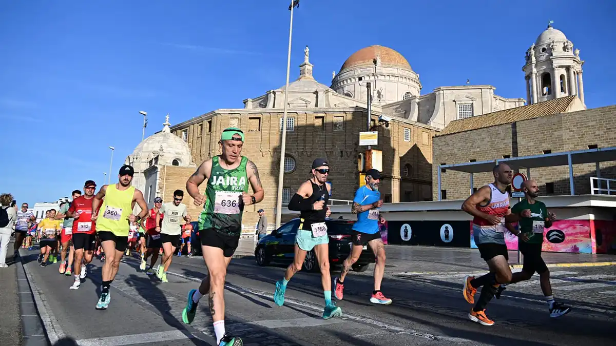 Gan ambiente y récord de participación en la Media Maratón Ciudad de Cádiz. Foto: Eulogio García.