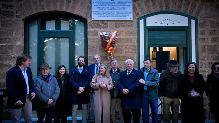 Homenaje y ofrenda floral a Manuel de Falla en el 149 aniversario de su nacimiento en esta casa de la Plaza de Mina de Cádiz.