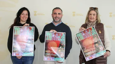 Fede Díaz sosteniendo el cartel junto a dos acompañantes del XVII House of Dreams de Chiclana.