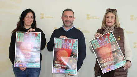 Fede Díaz sosteniendo el cartel junto a dos acompañantes del XVII House of Dreams de Chiclana.