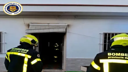 Tres bomberos en las tareas de sofocar el incendio en la casa de Puerto Serrano.