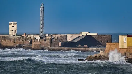 Mar agitado como consecuencia de la borrasca Claudia con el Castillo de San Sebastián al fondo. Foto: Eulogio García.