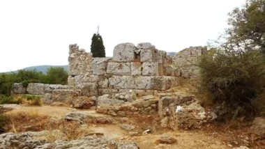 Ruinas de una edificación en Ítaca en color tierra.