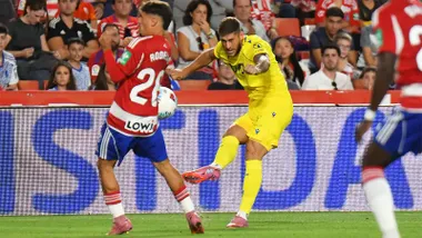 El jugador del Cádiz Cf Jorge More centra en el último partido liguero del cuadro cadista, ante el Granada.