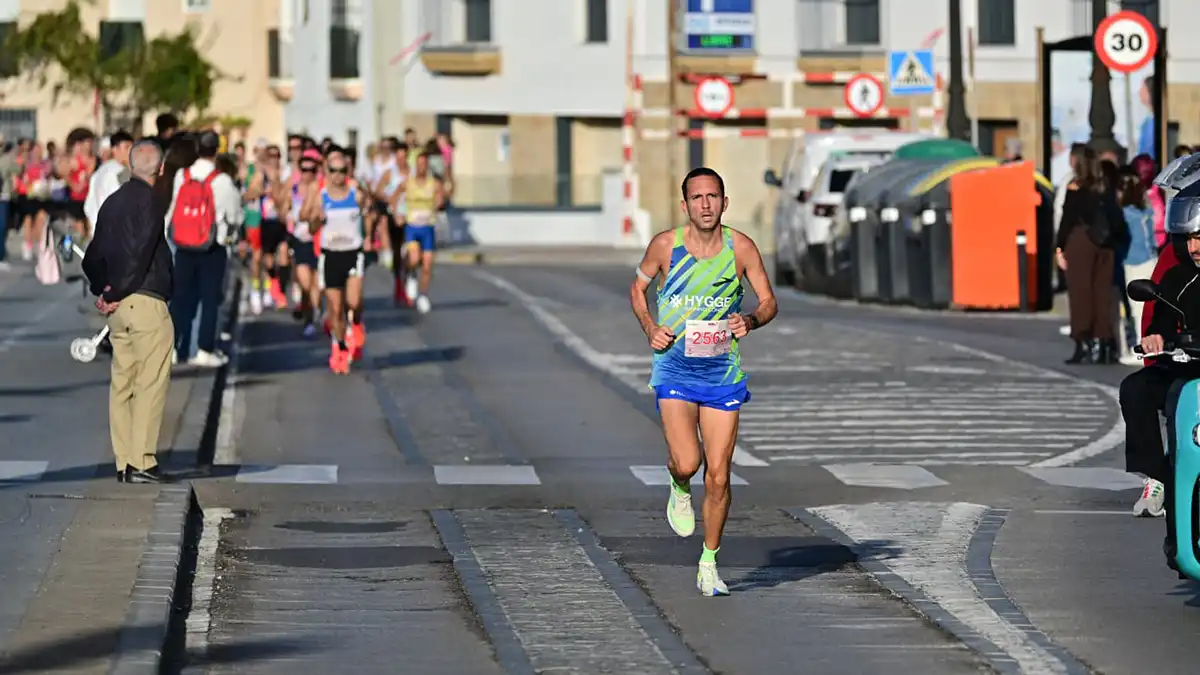 Jorge Soto, vencedor absoluto de la II Media Maratón Ciudad de Cádiz, durante su paso por el Campo del Sur cuando se escapa en solitario. Foto: Eulogio García.