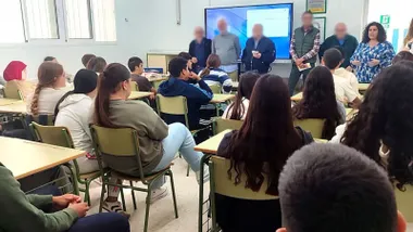 Estudiantes atienden las explicaciones de personas que ha tenido problemas de alcoholismo.