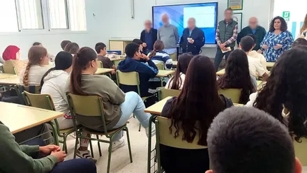 Estudiantes atienden las explicaciones de personas que ha tenido problemas de alcoholismo.