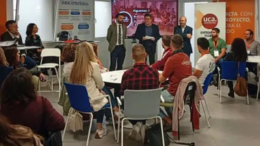 Alumnos sentados en una de las jornadas de emprendimiento.