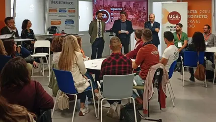 Alumnos sentados en una de las jornadas de emprendimiento.