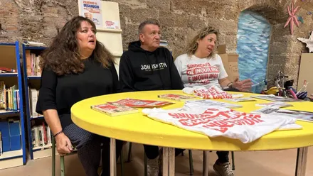 Imagen de la rueda de prensa ofrecida por Juan Antonio y Marisol junto al Sindicato de Inquilinas de Cádiz, donde explicaron su situación de vulnerabilidad y pidieron apoyo social antes del desahucio previsto.