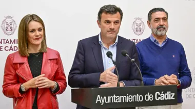 El alcalde de Cádiz, Bruno garcía, explica los acuerdos tomados por la Junta de Gobierno junto a la concejala de Fiestas, Beatriz Gandullo, y el de Movilidad, José Manuel Verdulla.