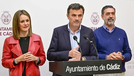 El alcalde de Cádiz, Bruno garcía, explica los acuerdos tomados por la Junta de Gobierno junto a la concejala de Fiestas, Beatriz Gandullo, y el de Movilidad, José Manuel Verdulla.