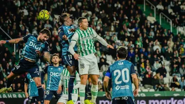 Kovacevic, en la imagen disputando un balon, tuvo que amabdonar el campo en camilla. Foto: LaLiga.