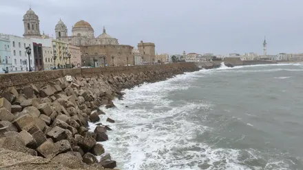 Temporal de la borrasca Claudida en el Campo del Sur de Cádiz, con el mar encrespado y lluvia.
