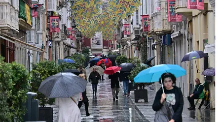 Calle Ancha de Cádiz, con lluvia y luces navideñas. Foto: Eulogio García.