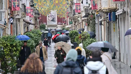 Las lluvias permanecerán en Cádiz un par de días más, como en esta imagen en la calle Ancha de la capital.