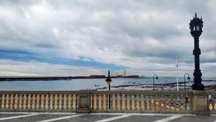 El cielo de La Caleta cubierto de nubes y con poca luz