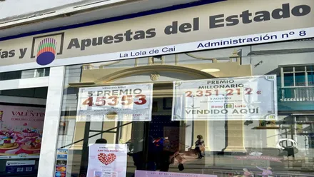 Puerta y escaparate de la administración de 'La Lola de Cai' en San Fernando.