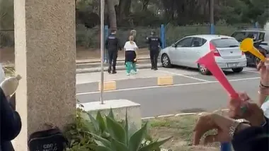 Imagen de un vídeo de las traajadoras del mmento en el que la Policía se aleja con la representante de las trabajadoras de limpieza.