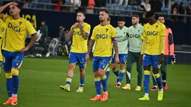 Los jugadores del Cádiz CF, cabizbajos tras una nueva derrota en el Nuevo Mirandilla. Foto: Cádiz CF.