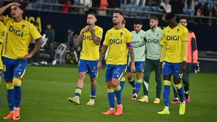 Los jugadores del Cádiz CF, cabizbajos tras una nueva derrota en el Nuevo Mirandilla. Foto: Cádiz CF.