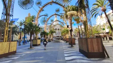 Alumbrado Extraordinario de Navidad en la plaza de San Juan de Dios, con el Ayuntamiento al fondo Muchos tonos dorados en la instalación con motivos navideños