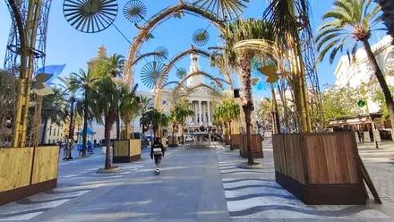 Alumbrado Extraordinario de Navidad en la plaza de San Juan de Dios, con el Ayuntamiento al fondo Muchos tonos dorados en la instalación con motivos navideños