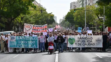 Miles de personas acudieron este domingo 9 de noviembre a la manifestación en defensa de la sanidad pública. Foto: Eulogio García.