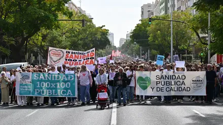 Miles de personas acudieron este domingo 9 de noviembre a la manifestación en defensa de la sanidad pública. Foto: Eulogio García.