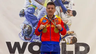 Manu Mariscal posa con los dos oros que ha logrado en el Camepoenato del mundo de Combat Jiu Jitsu.