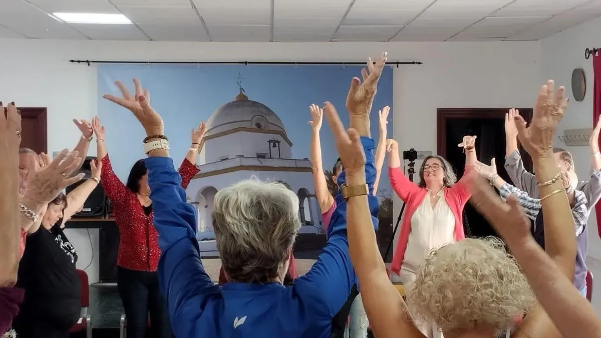 Mayores en el taller de "Recuerdos de Navidad".