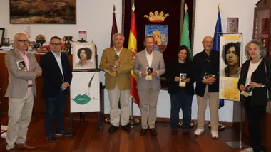Momento de la presentación, con un posado, del premio Mehdi Hajji.