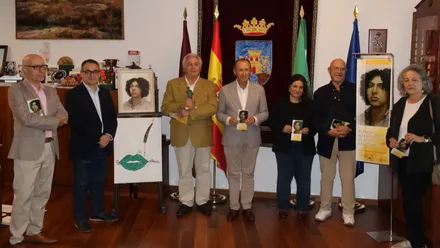 Momento de la presentación, con un posado, del premio Mehdi Hajji.