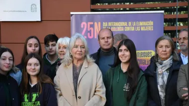 Mercedes Colombo rodeada de personas que participaron en el acto del 25N.