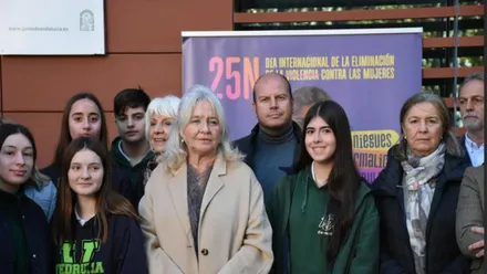 Mercedes Colombo rodeada de personas que participaron en el acto del 25N.