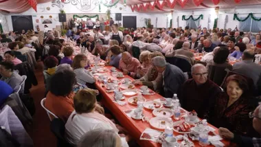 Los mayores de Rota en la tradicional merienda en el recinto ferial.
