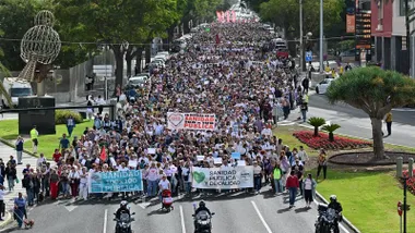 Miles de personas han participado en Cádiez en la manifestación en defensa de la sanidad pública.