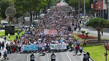 Miles de personas han participado en Cádiez en la manifestación en defensa de la sanidad pública.