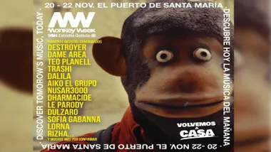 Cartel del Monkey Week en el que destaca un mono de peluche.