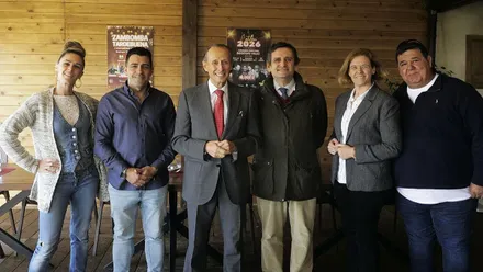 Miembros del Ayuntamiento, con el alcalde, y representantes de la Bodega Vélez.