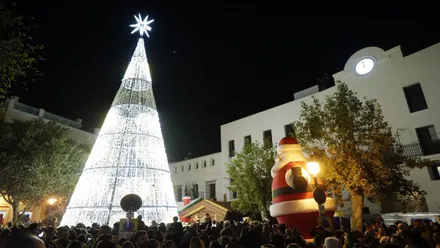 Árbol de Navidad y Papa Noel hinchable en Rota.