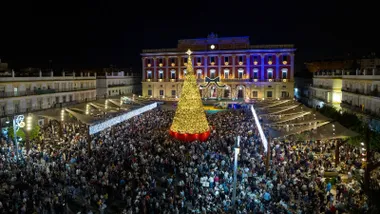 Árbol de Navidad en medio de la Plaza del Rey en San Fernando.