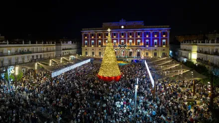 Árbol de Navidad en medio de la Plaza del Rey en San Fernando.