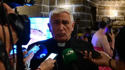 El obispo de Cädiz, Rafael Zornoza, atiende a los medios en una imagen de archivo. Foto: Eulogio García.