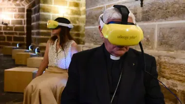 El obispo de Cádiz Rafael Zornoza con gafas de realidad virtual en una imagen de archivo. Foto: Eulogio García.