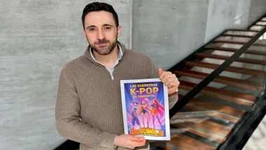 El delegado de Rota sostiene en sus manos el cartel en el que se puede leer K-Pop.