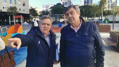 óscar Torres junto al presidente de la Asociación de Vecinos Segunda Aguada, Antonio Peinado, en su visita por el barrio.