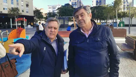 óscar Torres junto al presidente de la Asociación de Vecinos Segunda Aguada, Antonio Peinado, en su visita por el barrio.